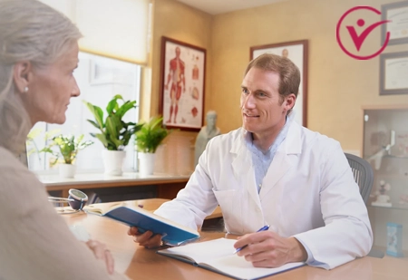 Врач консультирует пациента